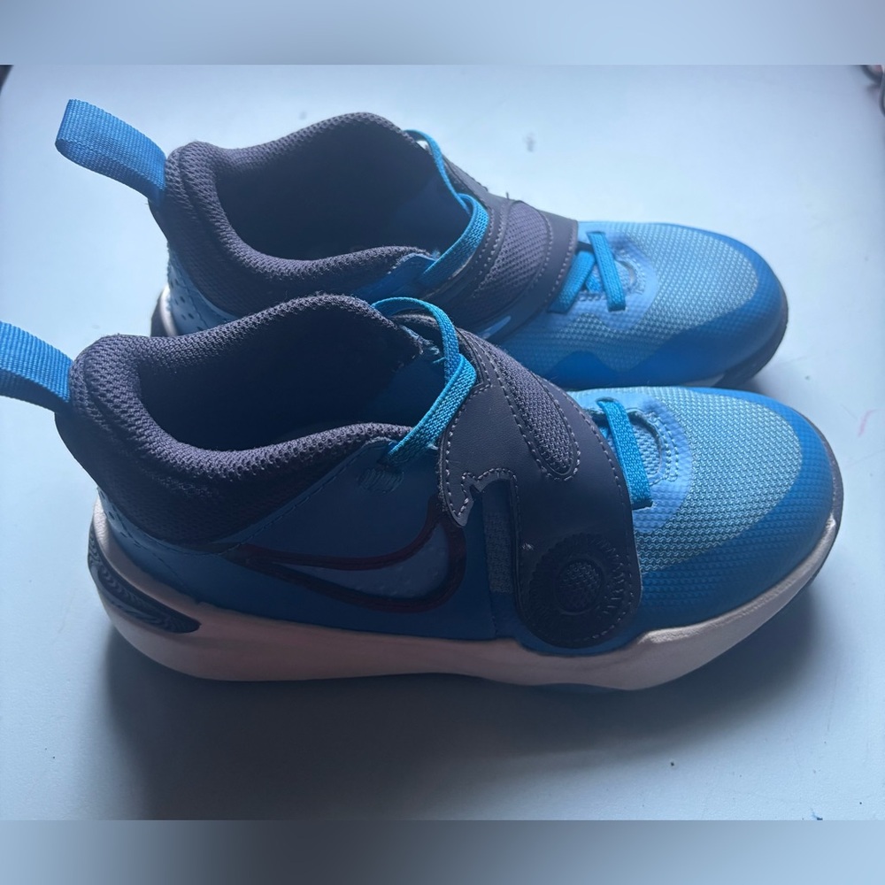 Boys Nike Little Kid Team Hustle D11 Basketball Shoes